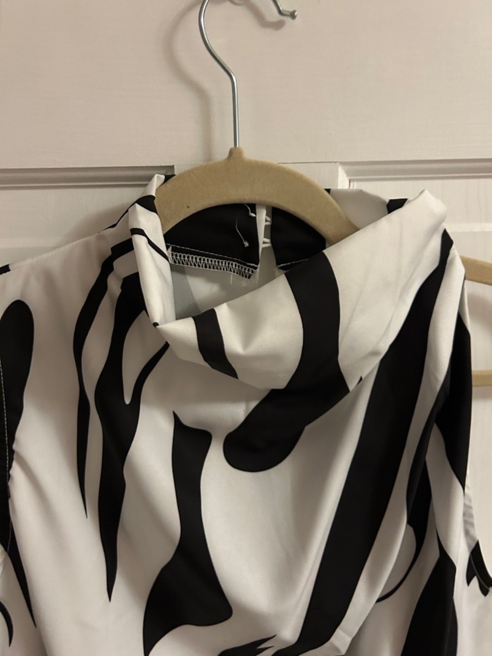 Sleeveless Black & White Top - Picture 2 of 6
